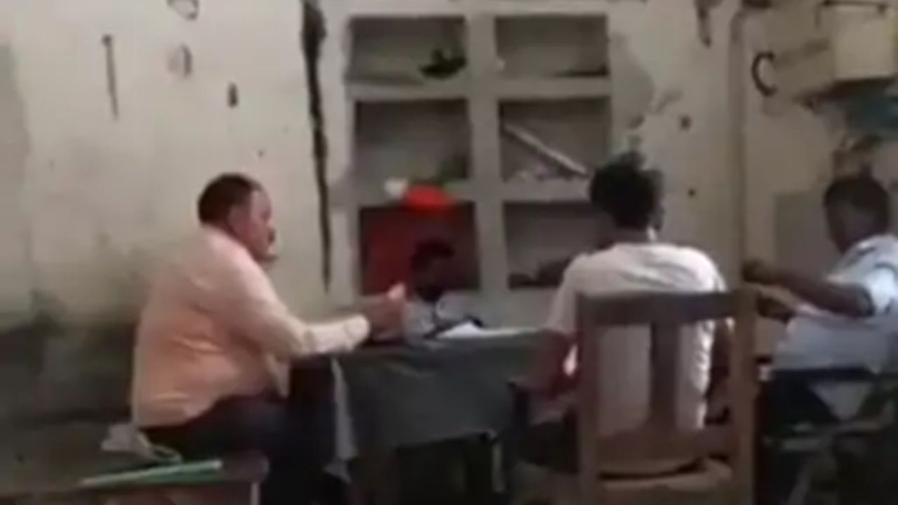 हरदोई में रेल कर्मचारियों की लापरवाही का वीडियो वायरल, ड्यूटी समय में ताश खेलते हुए पकड़े गए