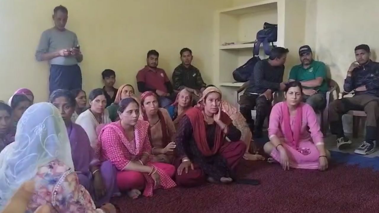 Uttarakhand News: आक्रोशित ग्रामीणों ने DFO रुद्रप्रयाग को किया पंचायत भवन में बंद, जानें क्या है वजह
