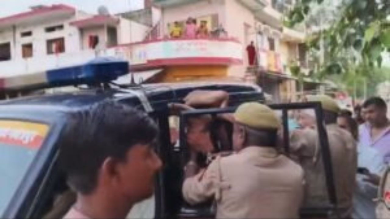 Fatehpur Police News: फतेहपुर में पुलिस के अत्याचार का वीडियो सोशल मीडिया पर वायरल, जानिए क्या है पूरा मामला