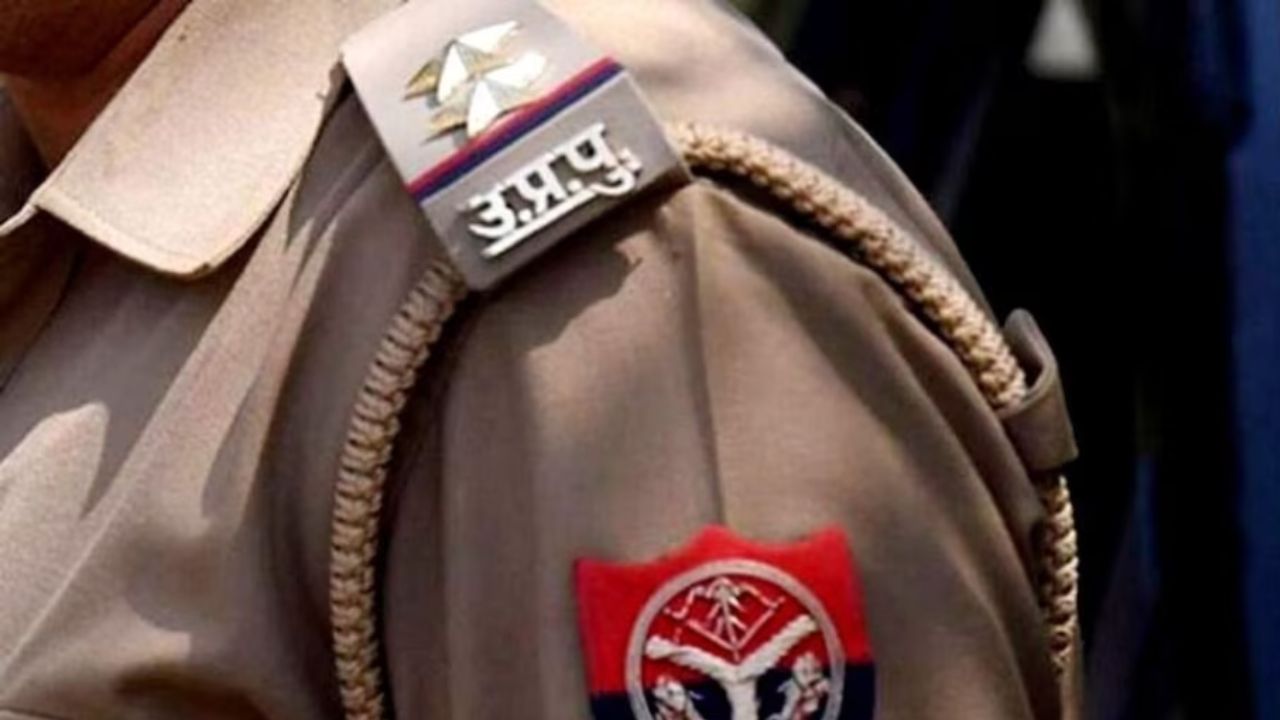 Gautam Buddh Nagar Police News: गौतमबुद्ध नगर में पुलिस पर चला कमिश्नर का डंडा, 6 चौकी प्रभारी सस्पेंड, 4 थाना प्रभारी को नोटिस