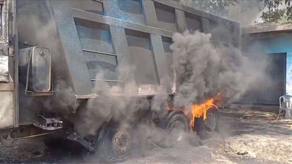 Truck fire on highway in Hamirpur