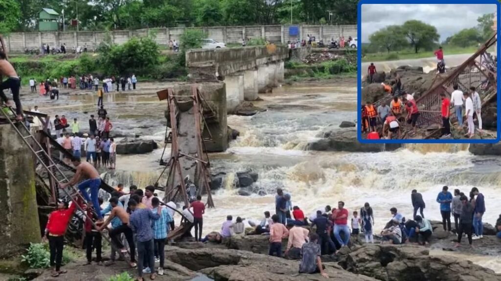 The bridge on the Indrayani river collapsed, so many people were swept away in the strong currents