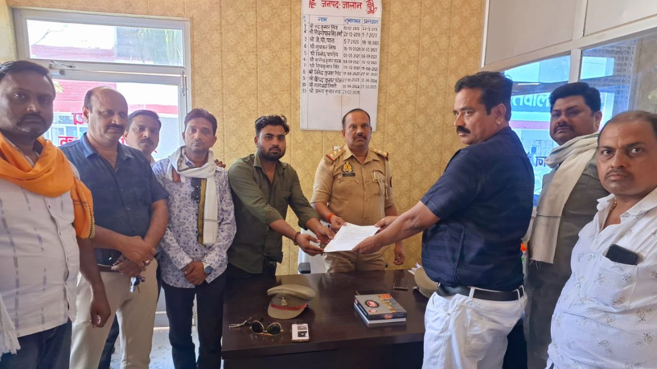 Jalaun Protest: रेस्टोरेंट मालिक से बदसलूकी के विरोध में व्यापारियों का प्रदर्शन, आरोपी पर सख्त कार्रवाई की मांग