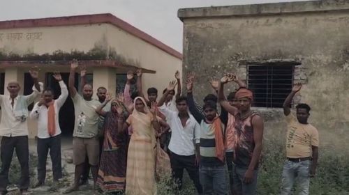लाखों की लागत से बना कूड़ा घर बना शोपीस, बाहर ही फेंका जा रहा कचरा, ग्रामीणों ने जताया विरोध लाखों की लागत से बना कूड़ा घर बना शोपीस, बाहर ही फेंका जा रहा कचरा, ग्रामीणों ने जताया विरोध