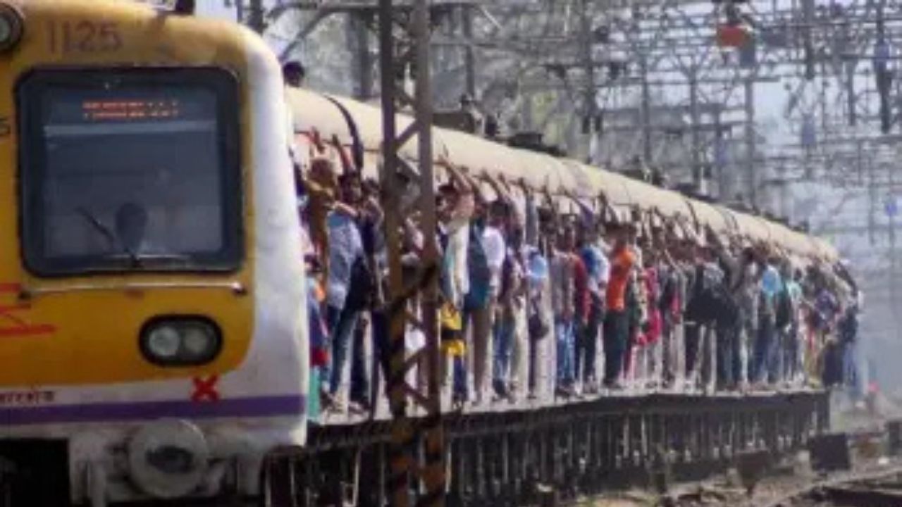 Mumbai Local Train accident (1)