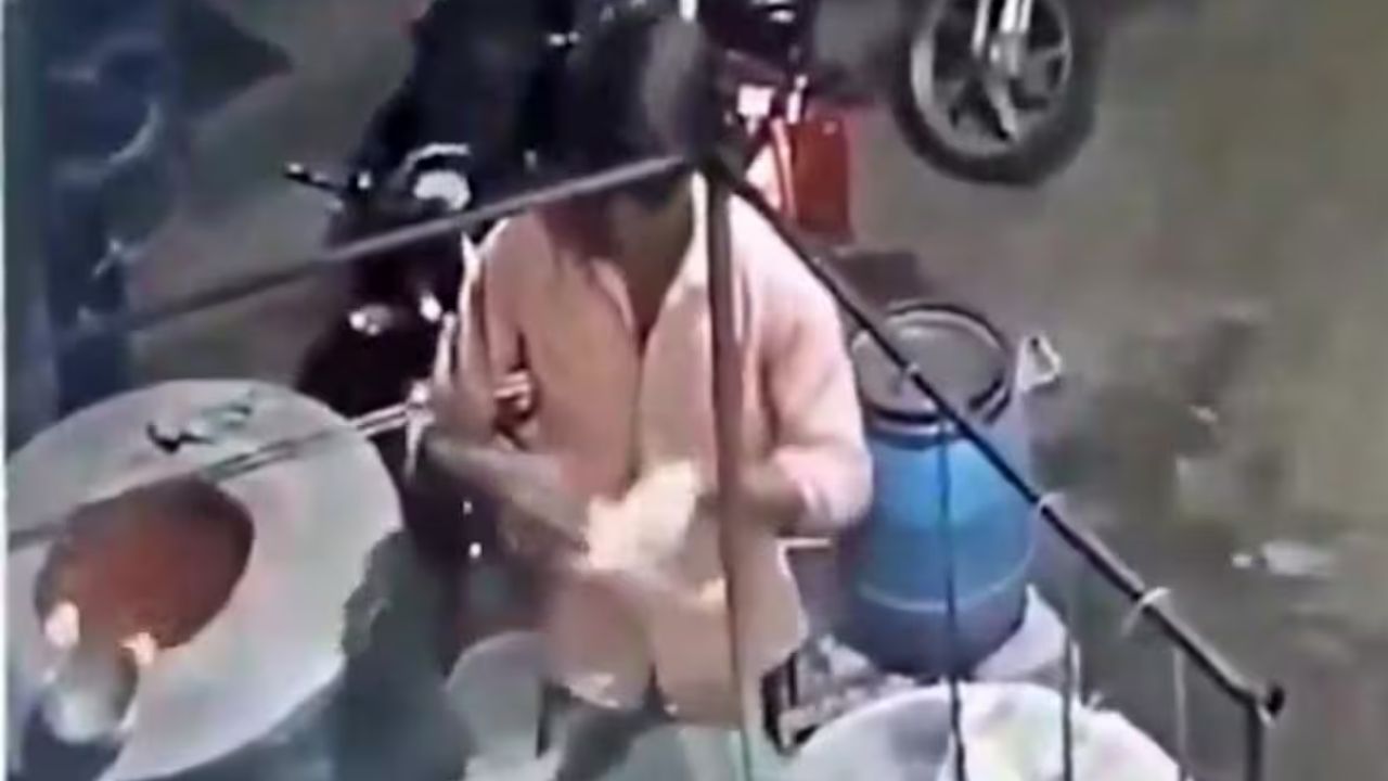 Viral News: कांवड़ यात्रा से पहले होटल में घिनौना खेल, थूक लगाकर रोटी सेंकता दिखा कर्मचारी