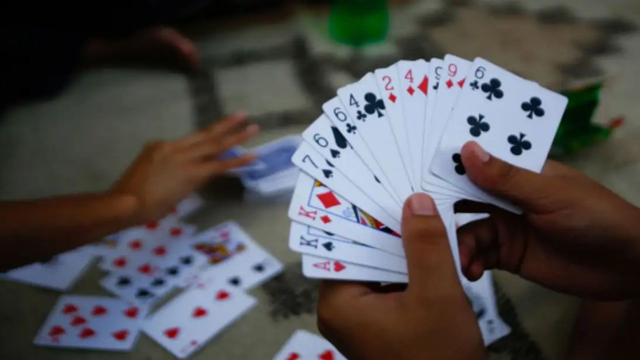 Pratapgarh News: साफ-सुथरे मकान में चल रहा था बड़ा खेल, पुलिस पहुंची तो उड़ गए होश