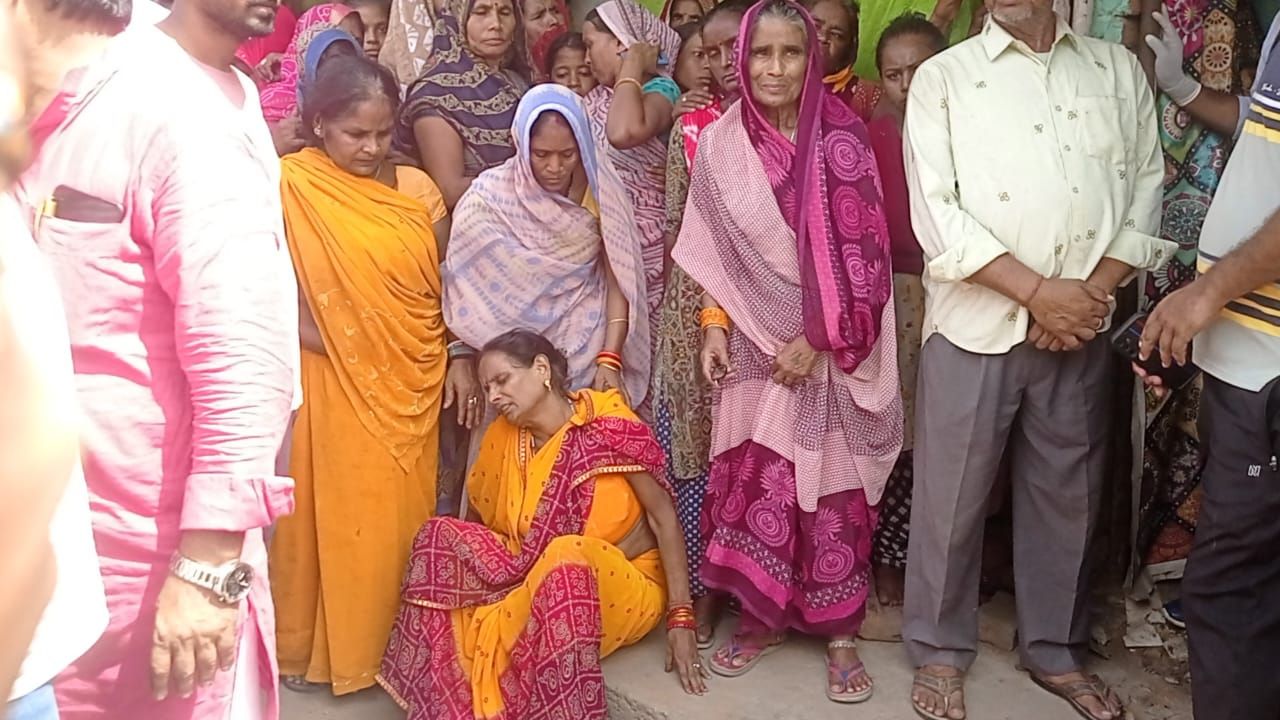 Pratapgarh News: प्रतापगढ़ में एक ही परिवार के तीन लोगों की रहस्यमयी मौत, जानिए क्या है पूरा मामला