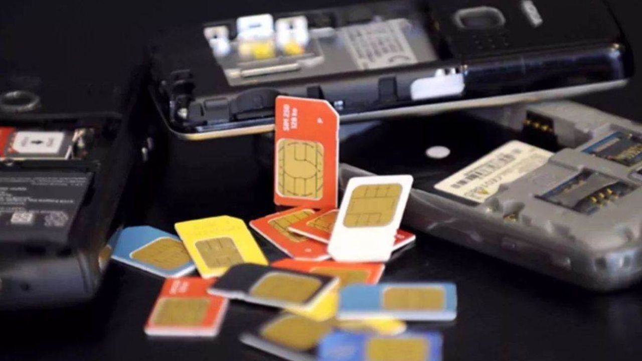 Prayagraj sim card racket: फोन की दुकान से फर्जीवाड़े का पर्दाफाश! प्रयागराज में 10,000 सिम रैकेट का भंडाफोड़