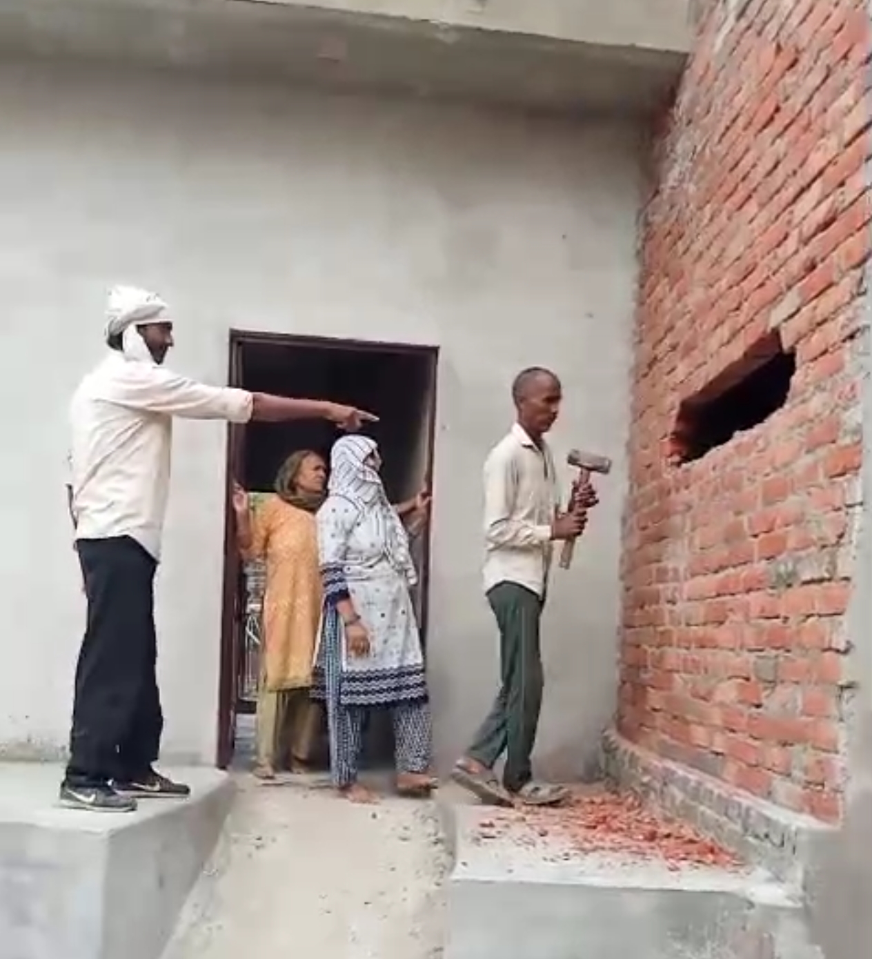 Fatehpur Crime: न इंसाफ, न रहम: अनाथ युवती का घर उजड़ा, पुलिस बनी तमाशबीन?