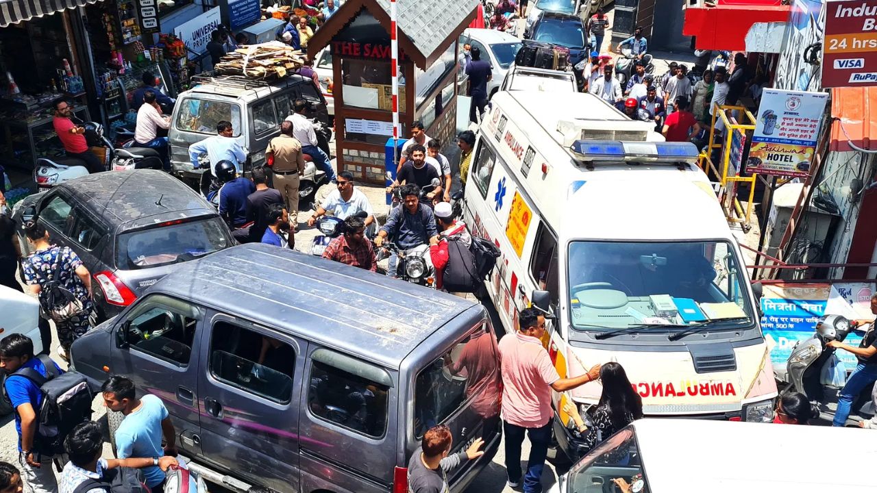 Uttarakhand: जाम में फंसी एंबुलेंस, ड्राइवर की अभद्रता से हुआ हंगामा, जानें पूरा मजारा