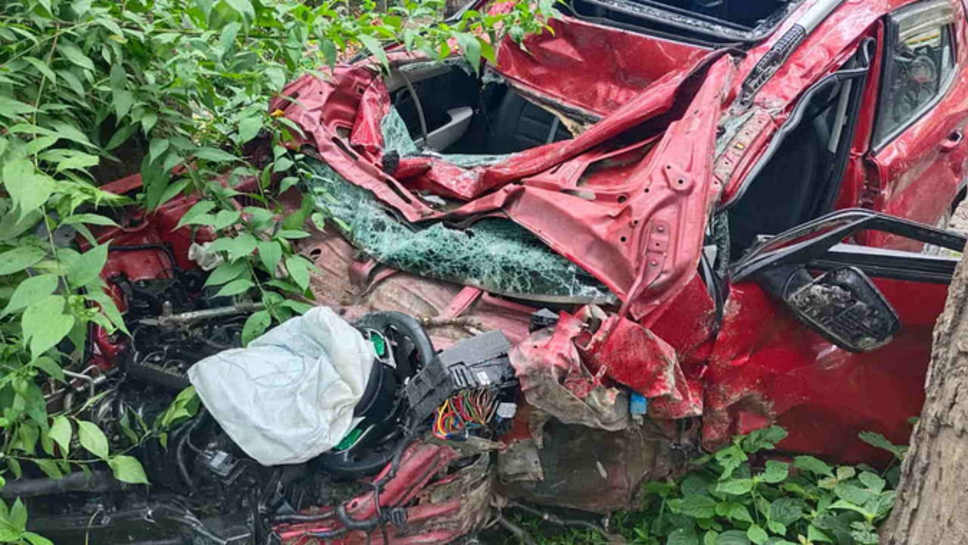 Road Accident in Dehradun: डाट काली मंदिर के पास भीषण सड़क हादसा, 1 की मौत, 2 गंभीर