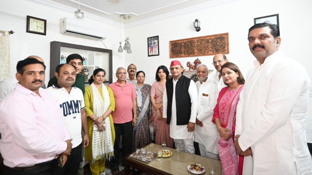 Akhilesh and Dimple Yadav met the family members of Shubhanshu Shukla