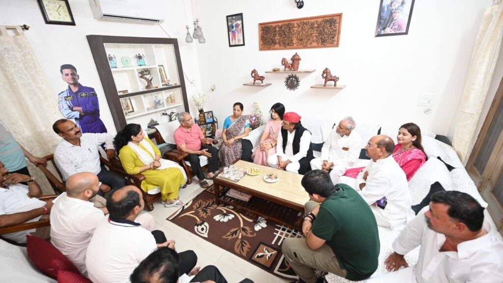 Akhilesh and Dimple Yadav talking to Shubhanshu's family