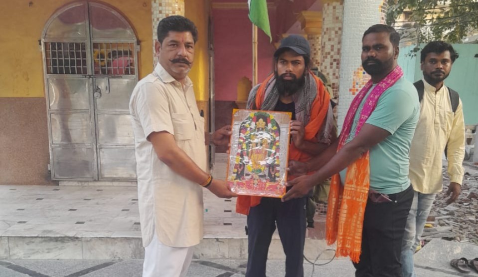 Hapur News: भारत भ्रमण पर निकले युवा इंजीनियर सनोज कुमार का हिंदू रक्षा दल ने किया स्वागत, जानें कौन हैं सनोज