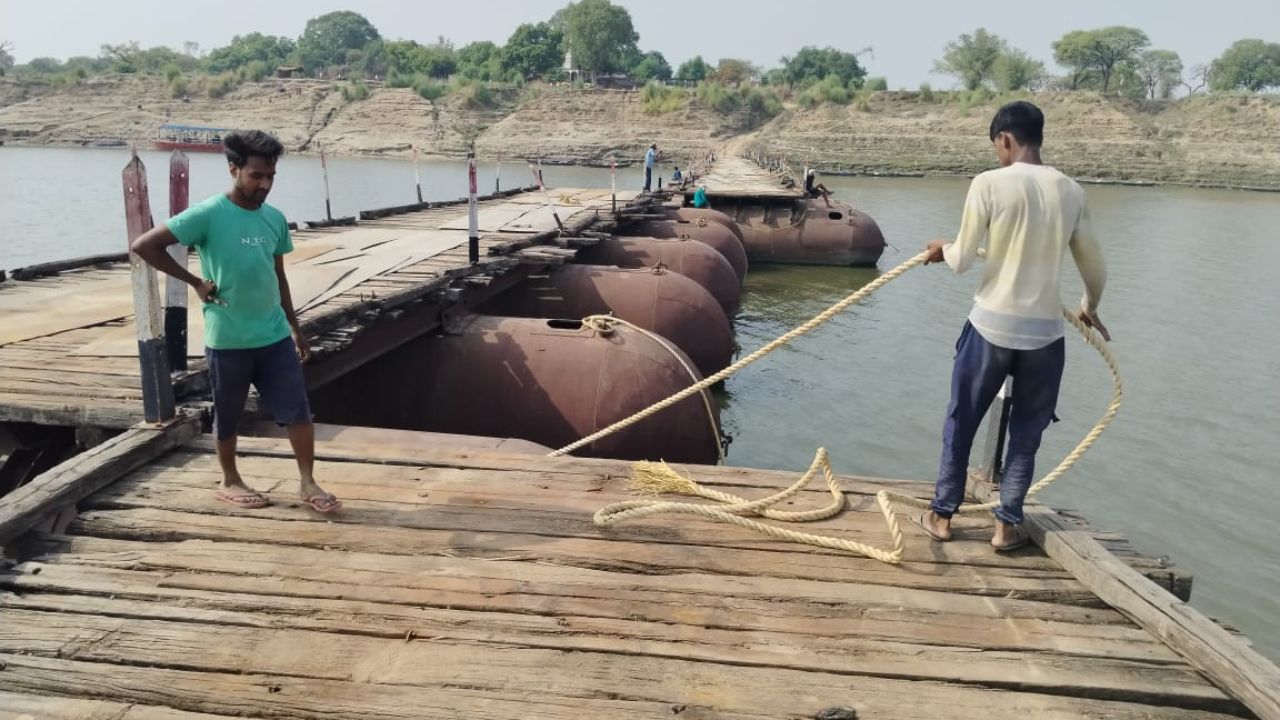 Bhadohi News: डेंगूपुर गंगा घाट पर पीपा पुल बंद, नाव बनी एकमात्र सहारा; स्थानीयों की समस्या गंभीर
