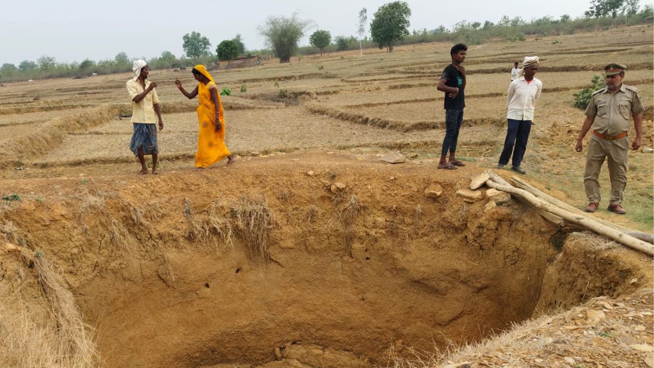 Chandauli News: आरक्षित वन भूमि में कार्रवाई करने गई टीम पर कुल्हाड़ी से हमला, महिला का वीडियो वायरल