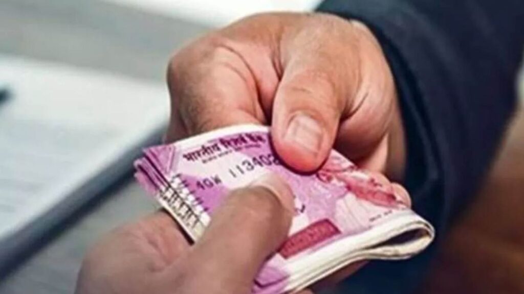 Kanungo arrested red handed taking bribe in Varanasi