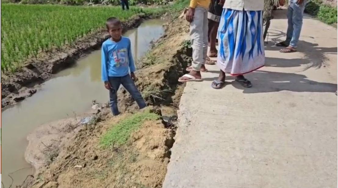 Video: महराजगंज में भ्रष्टाचार की भेंट चढ़ी सीसी रोड, तीन महीने में ही धसने लगी सड़क