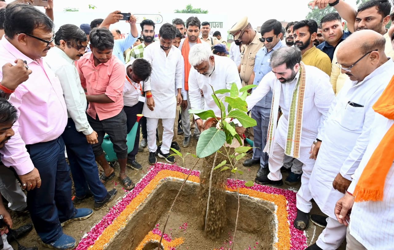 बाराबंकी में जल शक्ति मंत्री ने किया अनोखा काम,  दिया लोगों को ये खास संदेश