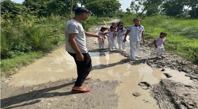 वो सड़क जो बनी थी विकास की निशानी, अब बन चुकी है हादसों की कहानी; बाराबंकी से हैरान कर देने वाला मामला वो सड़क जो बनी थी विकास की निशानी, अब बन चुकी है हादसों की कहानी; बाराबंकी से हैरान कर देने वाला मामला