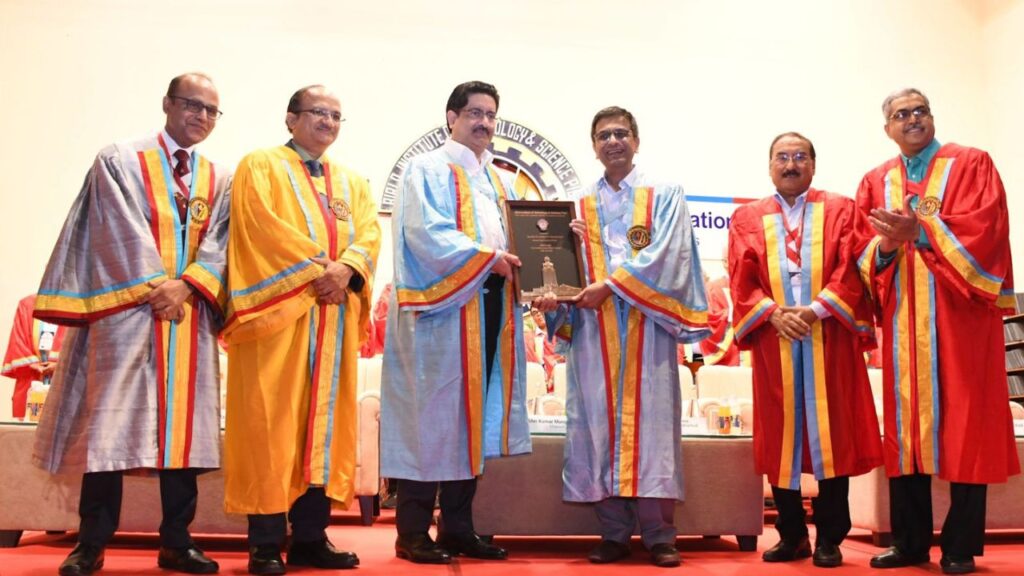 समारोह में डॉ चंद्रचूड़ को स्मृति चिन्ह भेंट करते कुमार मंगलम बिड़ला