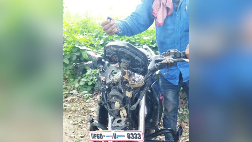 हादसे में बाइक क्षतिग्रस्त 
