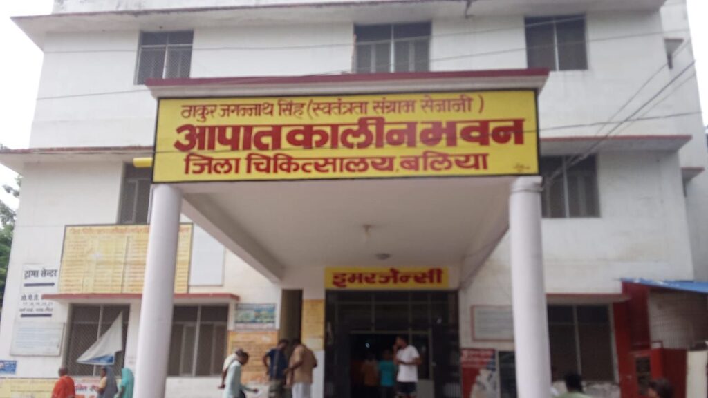 घायलों को आपातकालीन अस्पताल पहुंचाया