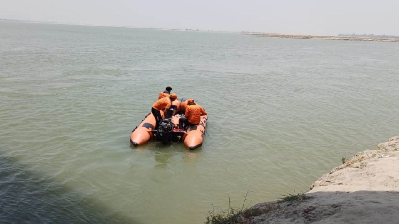 बलिया: घाघरा नदी में युवक का शव मिलने से सनसनी, पहचान में जुटी पुलिस बलिया: घाघरा नदी में युवक का शव मिलने से सनसनी, पहचान में जुटी पुलिस