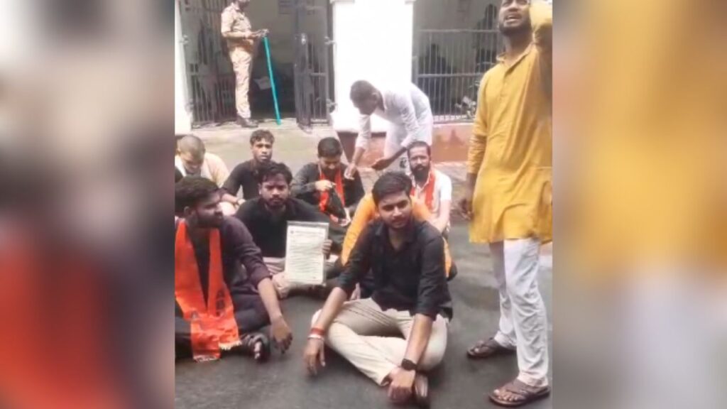 डीएम मांगे मांफी व कोतवाल के विरूद्ध कार्रवाई पर अड़े एबीवीपी कार्यकर्ता 