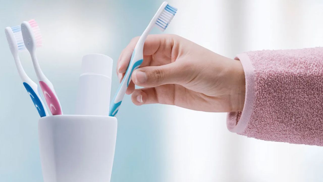 Teeth Care: ब्रश करते समय भूलकर भी न करें ये गलतियां, वरना हो सकती हैं गंभीर समस्याएं