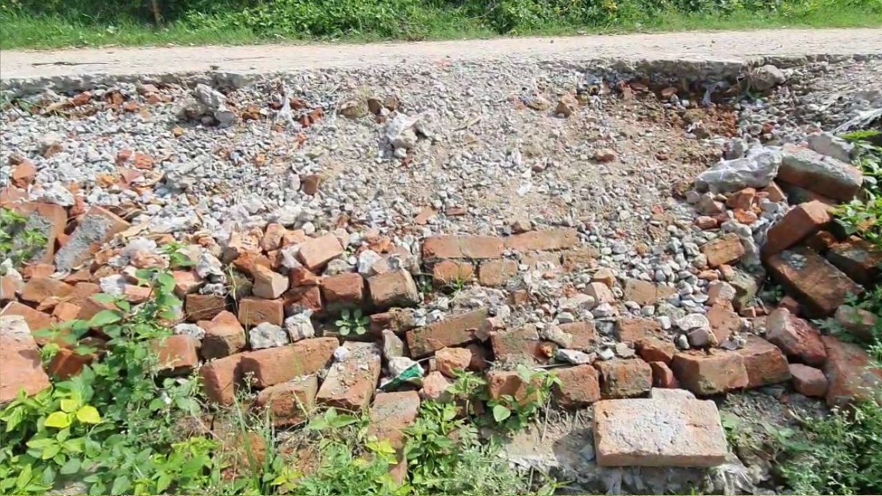 Chandauli News: घटिया सड़क और गायब समरसेबल, मनरेगा से भी लूटा पैसा… जानिए क्यों प्रधान पर फूटा ग्रामीणों का गुस्सा?