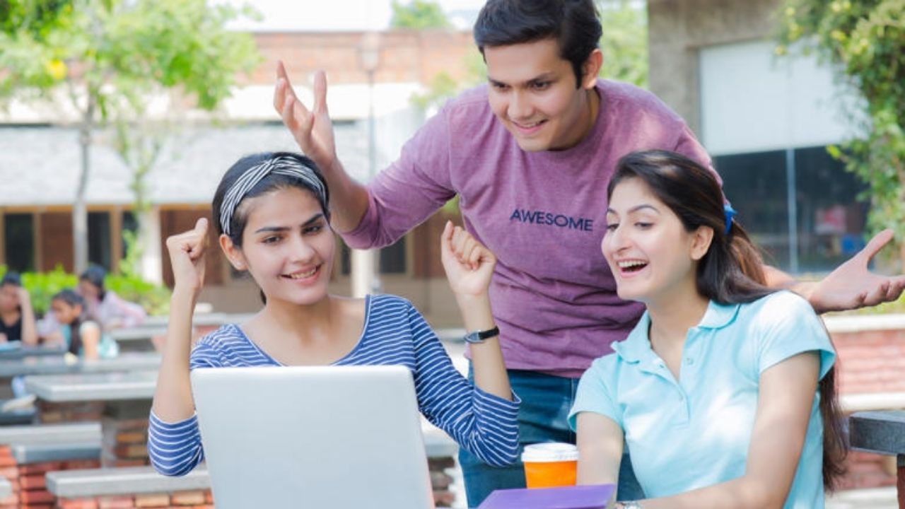 CUET में कम स्कोर? घबराएं नहीं, जानें कैसे मिल सकता है एडमिशन, मास्टर्स के बाद भी बदल सकते हैं करियर की दिशा CUET में कम स्कोर? घबराएं नहीं, जानें कैसे मिल सकता है एडमिशन, मास्टर्स के बाद भी बदल सकते हैं करियर की दिशा
