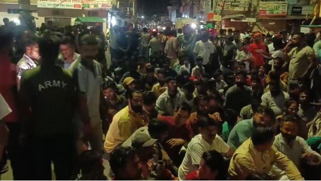 कोतवाली का घेराव करते हुए लोग