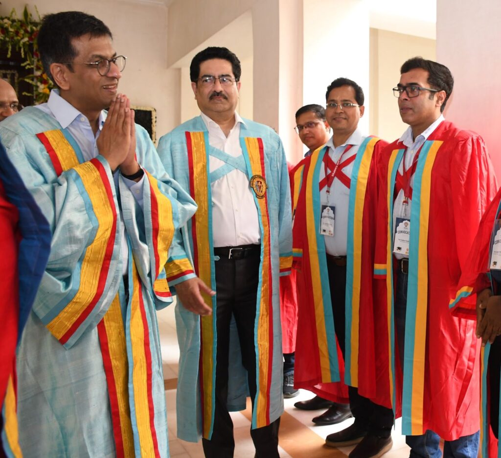 दीक्षांत समारोह में फैकल्टी मैंबर्स से मिलते डा डीवाई चंद्रचूड़ 