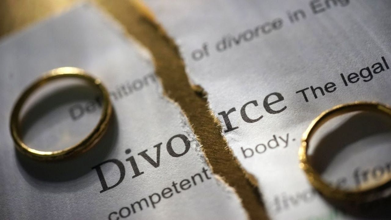 Divorce Reasons: शादी कोई गुड्डो-गुड़ियों का खेल नहीं! आज के समय में क्यों हो रहे इतने डाइवोर्स? ये हो सकते हैं बड़े कारण Divorce Reasons: शादी कोई गुड्डो-गुड़ियों का खेल नहीं! आज के समय में क्यों हो रहे इतने डाइवोर्स? ये हो सकते हैं बड़े कारण