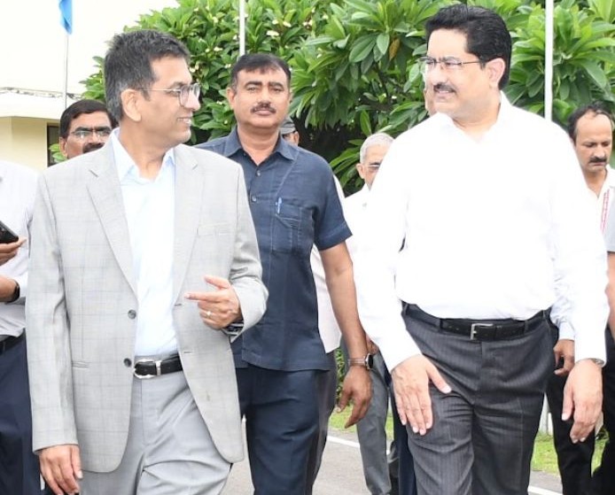 केएम बिड़ला के साथ बिट्स पिलानी कैंपस विजिट करते डा चंद्रचूड़