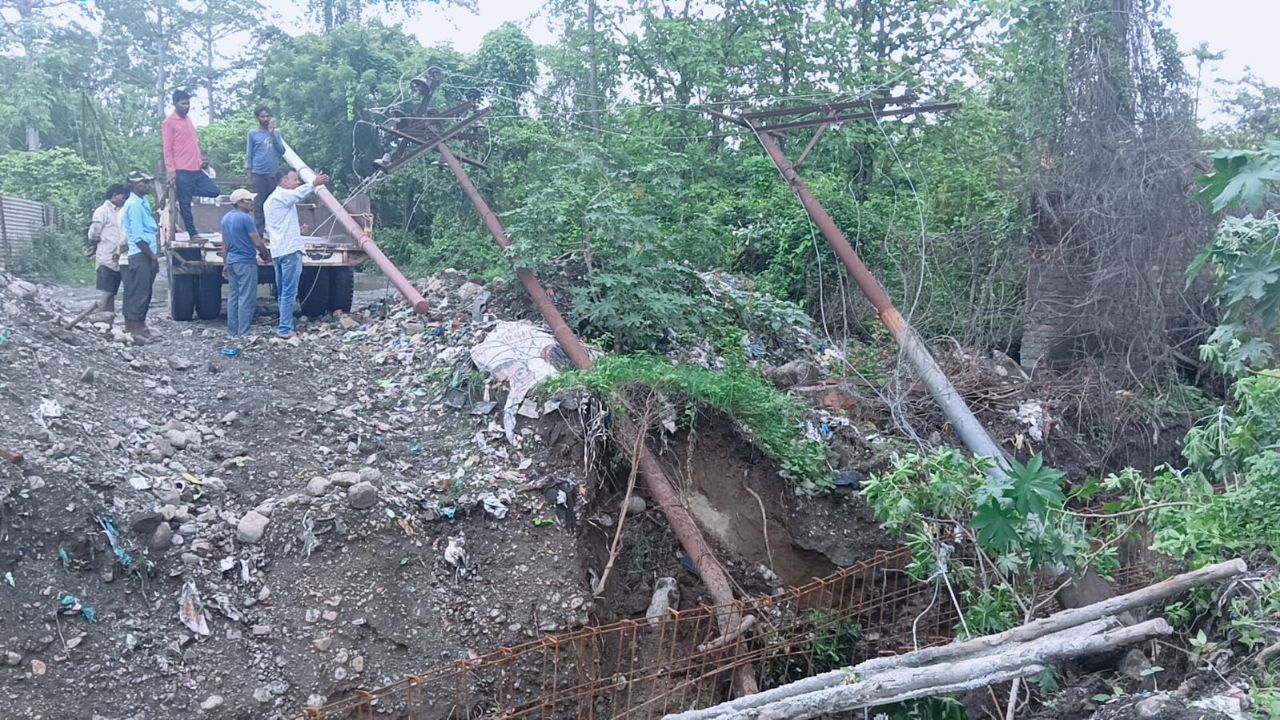 Nainital: बिजली के खंबों पर गिरा पेड़, बाल-बाल बचे मजदूर