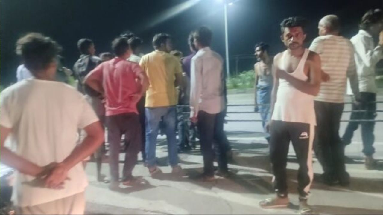 Fatehpur Accident: तेज रफ्तार बाइक ने वृद्ध महिला को मारी टक्कर, हालत गंभीर