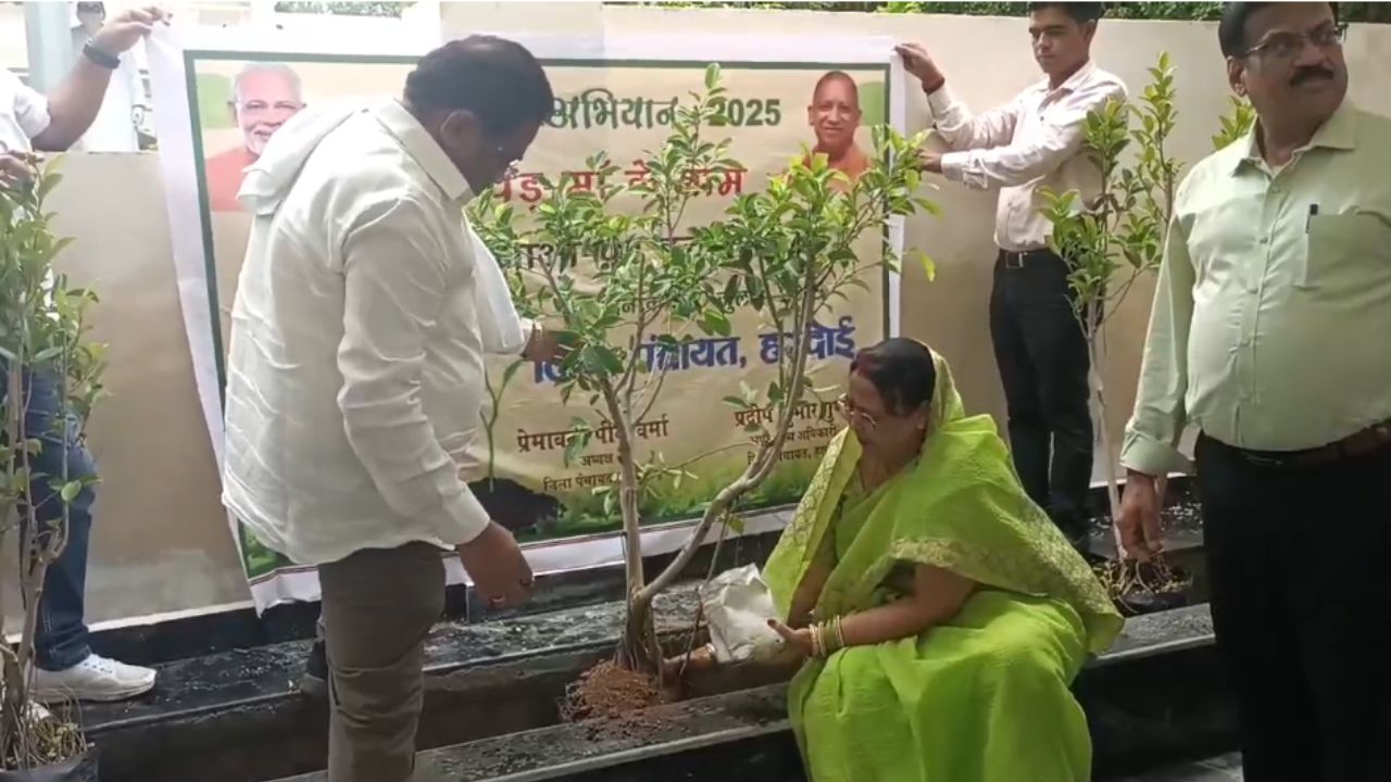 हरदोई में “एक पेड़ मां के नाम” मिशन को जिला पंचायत अध्यक्ष ने दी नई ऊर्जा, वृक्षारोपण के साथ दिया संरक्षण का संदेश हरदोई में “एक पेड़ मां के नाम” मिशन को जिला पंचायत अध्यक्ष ने दी नई ऊर्जा, वृक्षारोपण के साथ दिया संरक्षण का संदेश