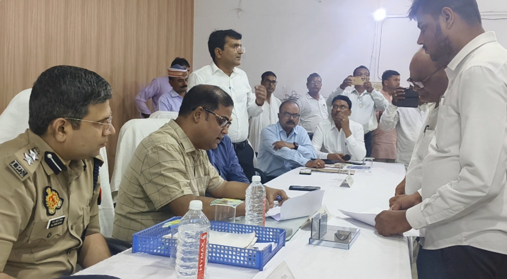 गोरखपुर के खजनी में अचानक उमड़ी भीड़… अधिकारी भी रह गए हैरान