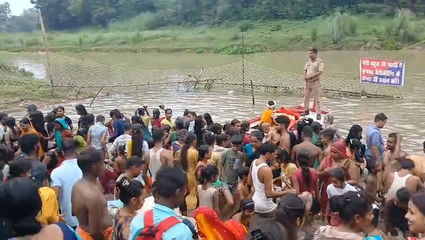 रायबरेली के आस्तिक देव मन्दिर में भक्तों का लगा तांता, बैरिकेडिंग लगाकर पुलिस ने भीड़ को किया काबू रायबरेली के आस्तिक देव मन्दिर में भक्तों का लगा तांता, बैरिकेडिंग लगाकर पुलिस ने भीड़ को किया काबू