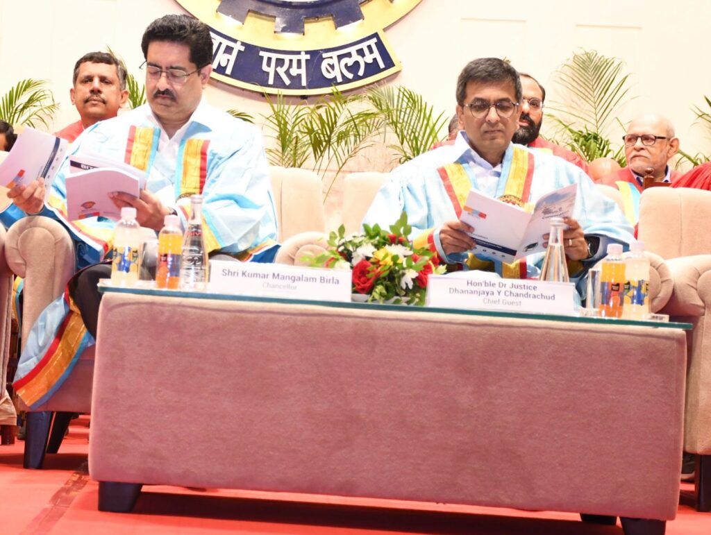 मंच पर मौजूद कुमार मंगलम बिड़ला और डा डीवाई चंद्रचूड़