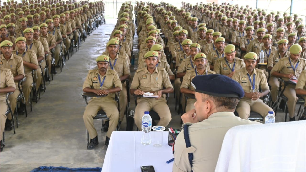 Maharajganj SP अचानक पहुंचे पुलिस लाइन! निरीक्षण के दौरान परखी ये व्यवस्था Maharajganj SP अचानक पहुंचे पुलिस लाइन! निरीक्षण के दौरान परखी ये व्यवस्था