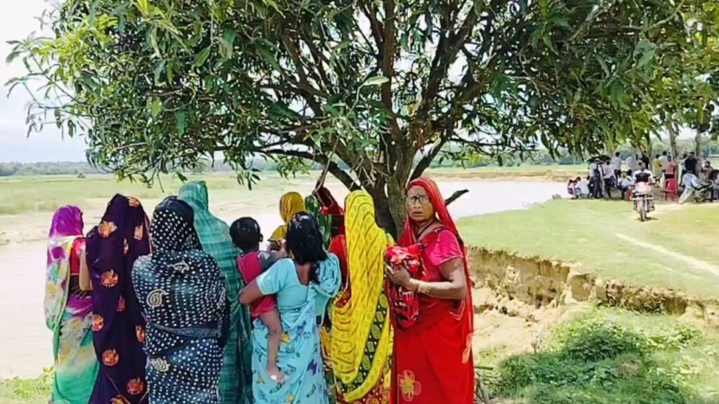 घटनास्थल पर ग्रामीणों की भीड़ जमा 
