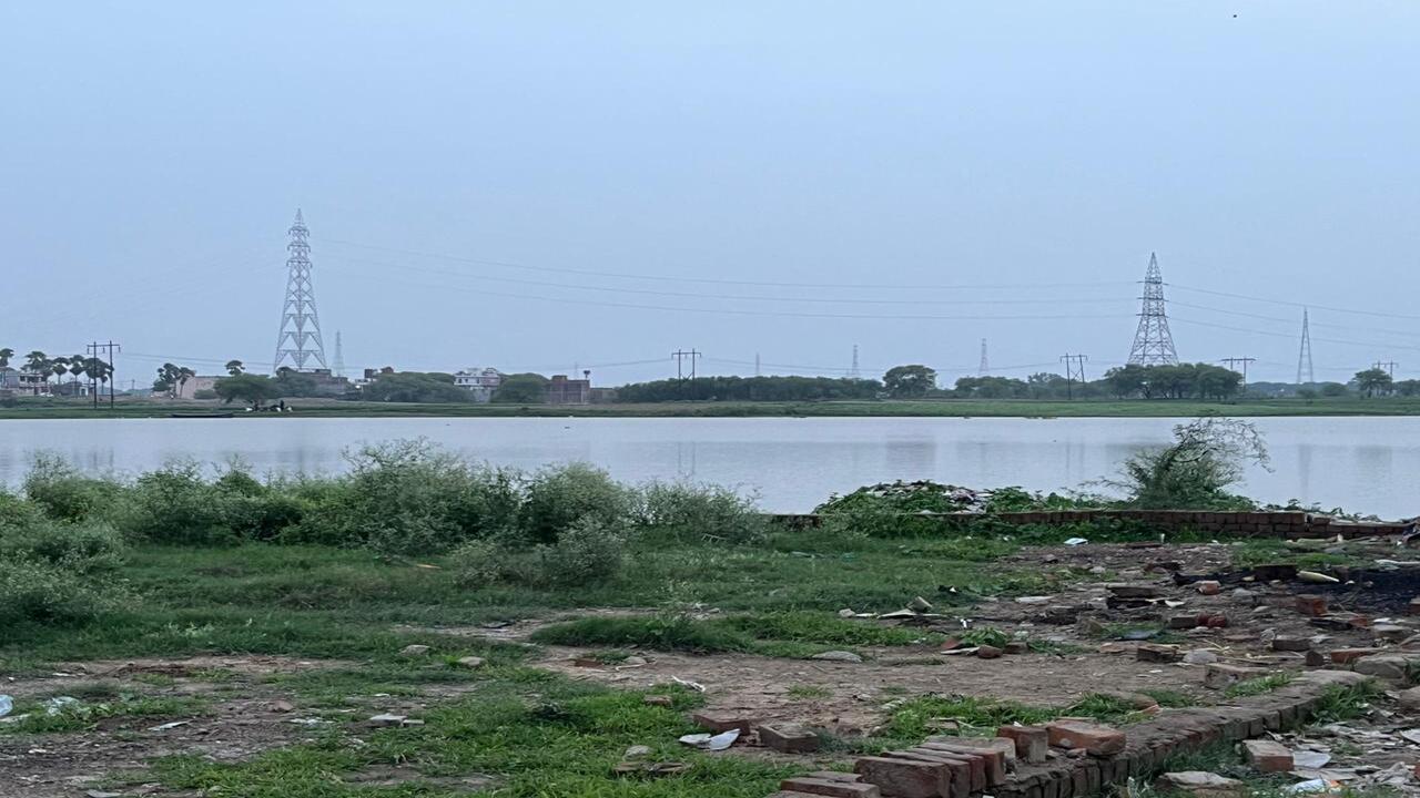 प्रयागराज का करैलाबाग जलमग्न: ससुर खदेरी नदी की बाढ़ से जनजीवन अस्त-व्यस्त, लगाए गए राहत शिविर