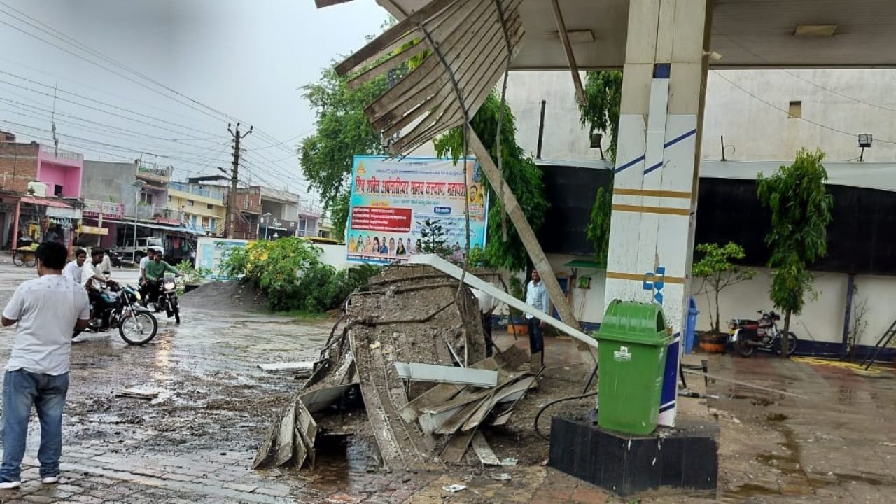 सोनभद्र में बड़ा हादसा: बारिश में गिरी पेट्रोल पंप की छत, नाबालिग समेत 4 घायल