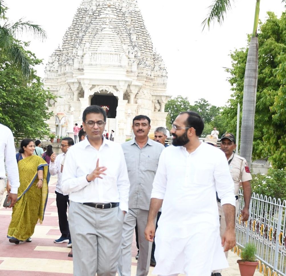 पिलानी में सरस्वती मंदिर भी गये पूर्व सीजेआई डा चंद्रचूड़