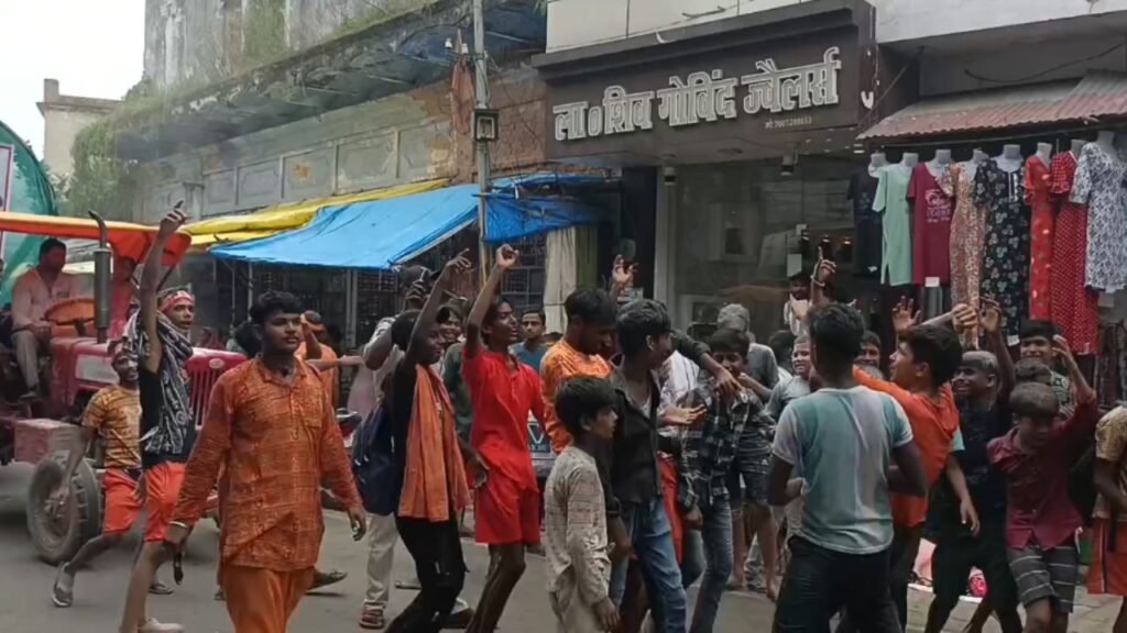 शोभायात्रा में झूमे लोग