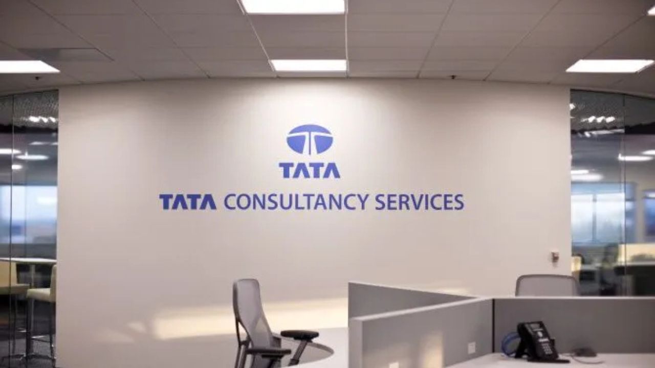 taata kansaltensee sarvisej (sors-googal) tat chonsultanchy sairvichais: tchs karmachaariyon ko sailaree inkreement ke lie karana hoga intajaar, jaanie kya hai vajah diskripshan: desh kee sabase badee aaeetee kampanee taata kansaltensee sarvisej (tchs) ne karmachaariyon kee sailaree badhotaree ko doosaree timaahee tak ke lie taal diya hai. kampanee ke cheeph echaar ophisar milind lakkad ne bataaya ki is par abhee koee antim nirnay nahin liya gaya hai. har saal aprail mein hone vaalee yah prakriya is baar deree ka shikaar ho gaee hai. keevards: tchs, taata kansaltensee sarvisej, sailaree inkreement, milind lakkad, tchs haayaring, it sektar nyooj, bhaarateey aaeetee kampanee, karmachaariyon kee sailaree naiw dailhi: desh kee agranee aaeetee kampanee taata kansaltensee sarvisej (tchs) ke laakhon karmachaariyon ko is varsh sailaree mein inkreement ke lie kuchh aur maheenon tak intajaar karana hoga. aamataur par har vitteey varsh kee shuruaat mein yaanee 1 aprail se kampanee sailaree rivyoo aur inkreement prakriya ko shuroo karatee hai, lekin is baar kampanee ne ise doosaree timaahee tak ke lie taal diya hai. koee thos phaisala nahin is sambandh mein kampanee ke cheeph hyooman risors ophisar (chhro) milind lakkad ne jaanakaaree dee ki philahaal sailaree badhaane ko lekar koee antim nirnay nahin liya gaya hai. unhonne kaha, "ham is par vichaar kar rahe hain, lekin abhee tak koee thos phaisala nahin kiya gaya hai." tchs ka rananeetik pahalu tchs ka yah kadam aise samay par saamane aaya hai jab kampanee ne vitt varsh 2025 kee pahalee timaahee mein 6 pratishat kee saalaana groth darj kee hai aur ₹12,760 karod ka munaapha kamaaya hai. kampanee ka kahana hai ki yah nirnay timaahee pradarshan se juda nahin hai, balki kaee aantarik rananeetik pahaluon ko dhyaan mein rakhate hue liya gaya hai. baavajood isake kampanee ne haayaring par rok nahin lagaee hai. aprail se joon 2025 kee pahalee timaahee mein kampanee ne 5,090 nae karmachaariyon kee bhartee kee hai. ab kampanee mein kul karmachaariyon kee sankhya badhakar 6,13,000 se adhik ho gaee hai. lakkad ne kaha, "haayaring hamesha timaahee groth ke anusaar nahin kee jaatee. ham saalabhar kee yojana banaate hain aur usee ke anusaar bhartee kee jaatee hai." tchs ke karmachaariyon mein niraasha tchs ke is nirnay se karmachaariyon mein niraasha dekhee ja rahee hai, kyonki aarthik sthirata ke baavajood inkreement mein deree se unaka manobal prabhaavit ho sakata hai. kampanee ke lie yah ek sanvedanasheel samay hai, jab use karmachaariyon kee santushti aur paraphormens ke beech santulan banaana hoga. udyog visheshagyon ka maanana hai ki maujooda vaishvik aarthik haalaat, klaints kee kharch mein katautee aur pratispardhee dabaav ke chalate kampaniyaan satarkata barat rahee hain. haalaanki, sailaree inkreement kee prakriya ko lambit rakhana ek asaamaany kadam maana ja raha hai, khaasakar us kampanee ke lie jisane haal hee mein majaboot vitteey pradarshan kiya hai.2,444 / 5,000 Tata Consultancy Services (Source-Google)